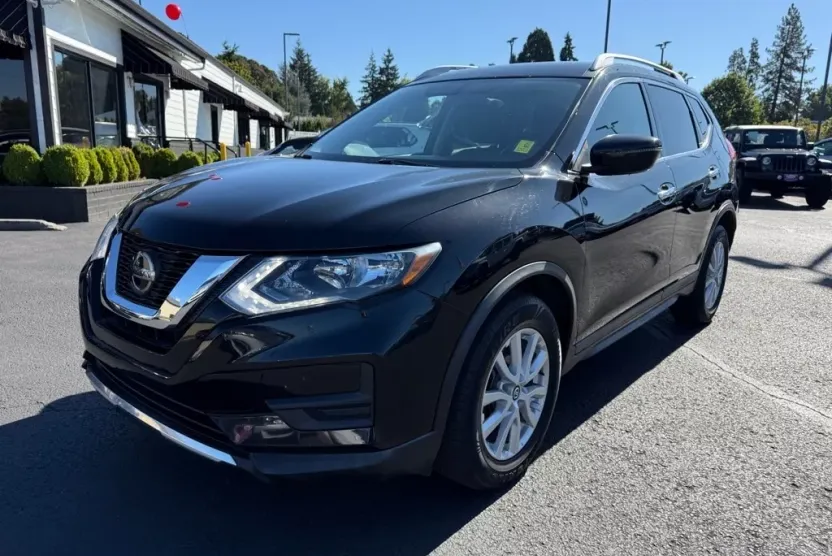 2018 Nissan Rogue SV photo 1