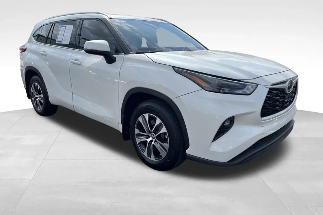 2022 Toyota Highlander XLE photo 1