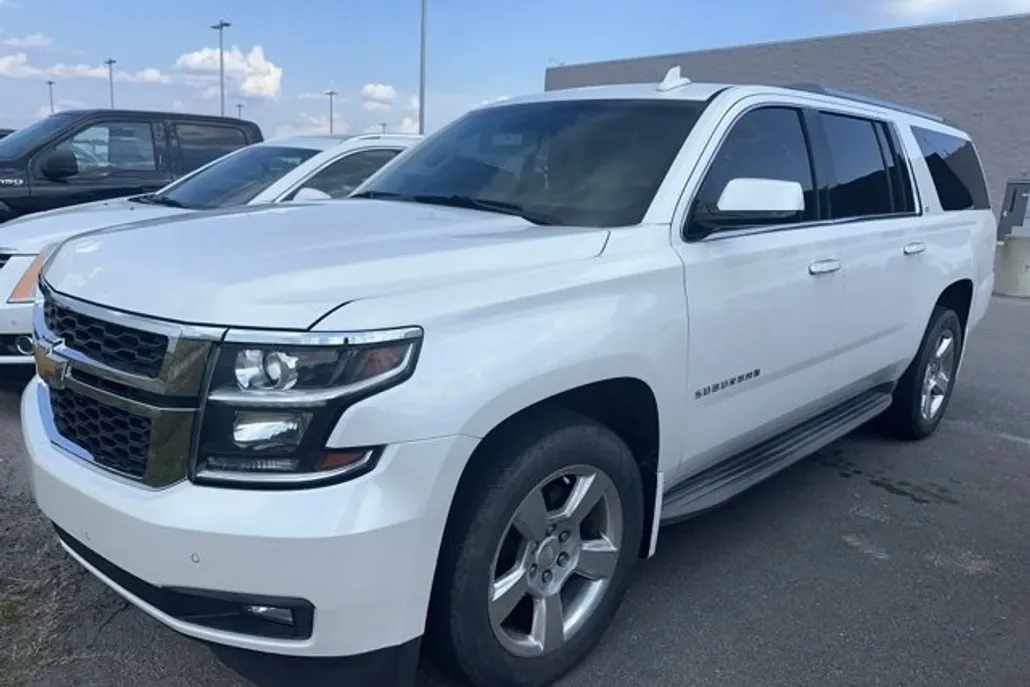 2016 Chevrolet Suburban LT photo 1