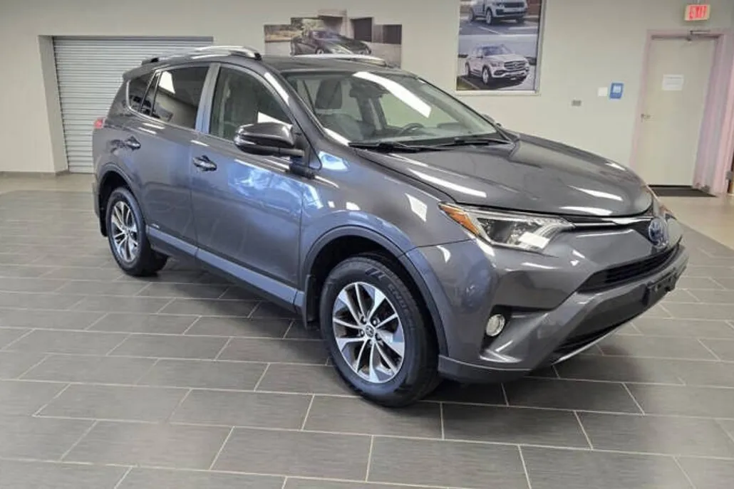 2017 Toyota RAV4 Hybrid XLE photo 1