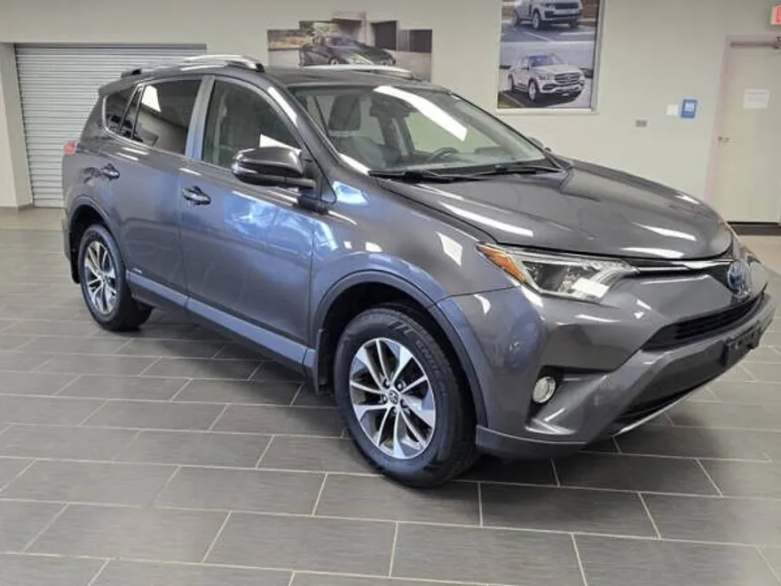 2017 Toyota RAV4 Hybrid XLE photo 1