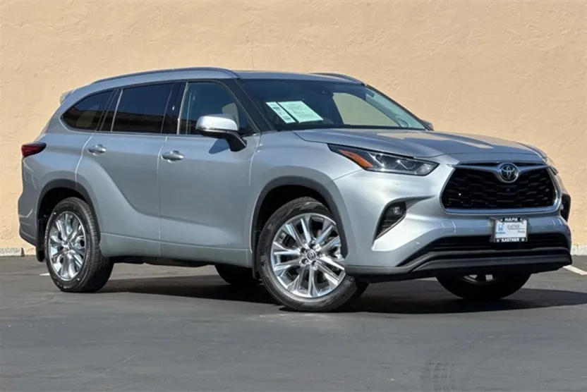 2022 Toyota Highlander Limited photo 1