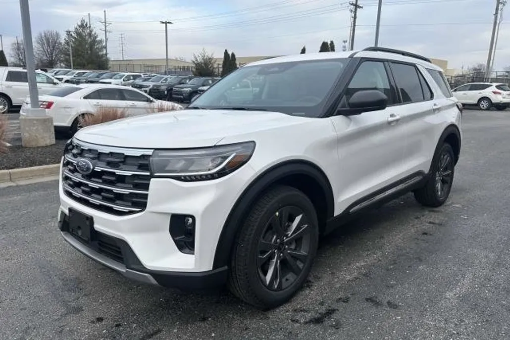 2025 Ford Explorer photo 1