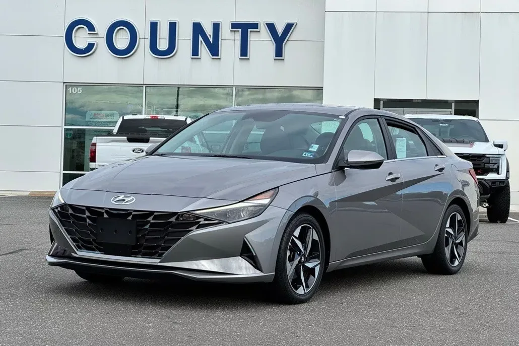 2022 Hyundai Elantra Limited photo 1