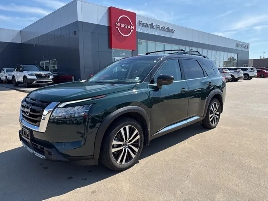 2024 Nissan Pathfinder Platinum photo 1