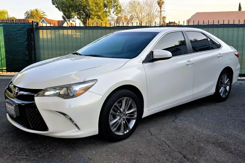 2016 Toyota Camry photo 1