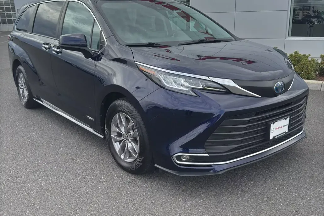 2021 Toyota Sienna XLE photo 1