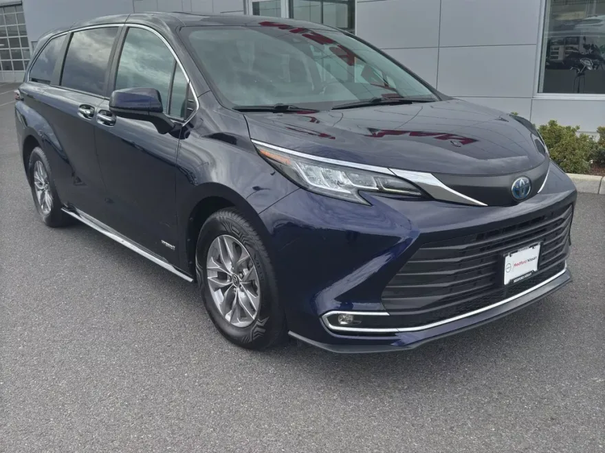 2021 Toyota Sienna XLE photo 1