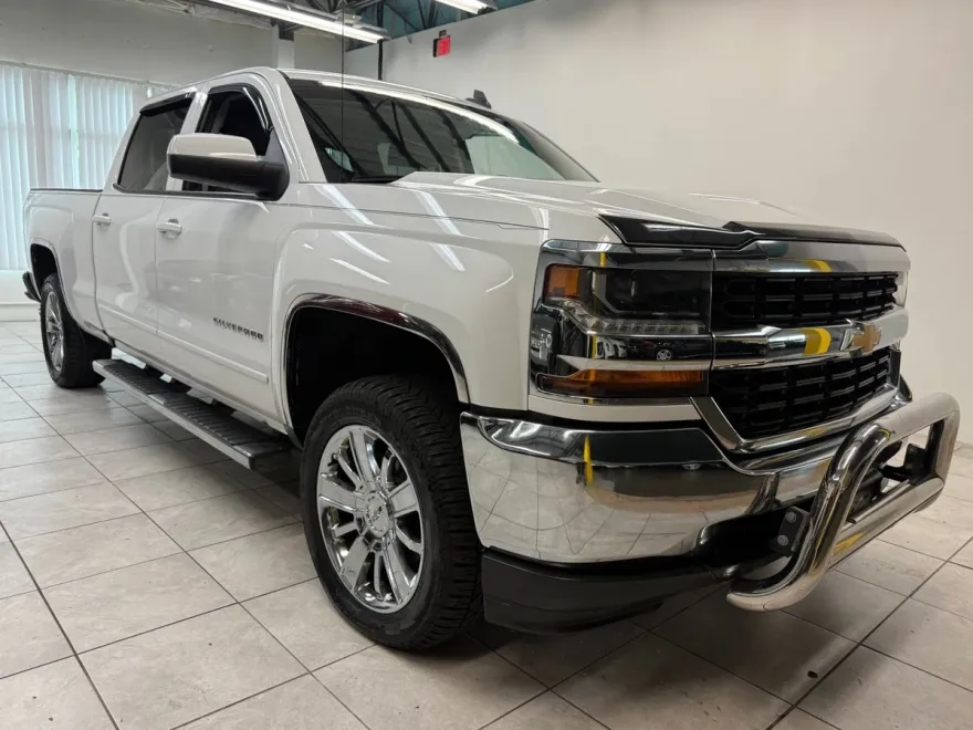 2017 Chevrolet Silverado 1500 LT photo 1