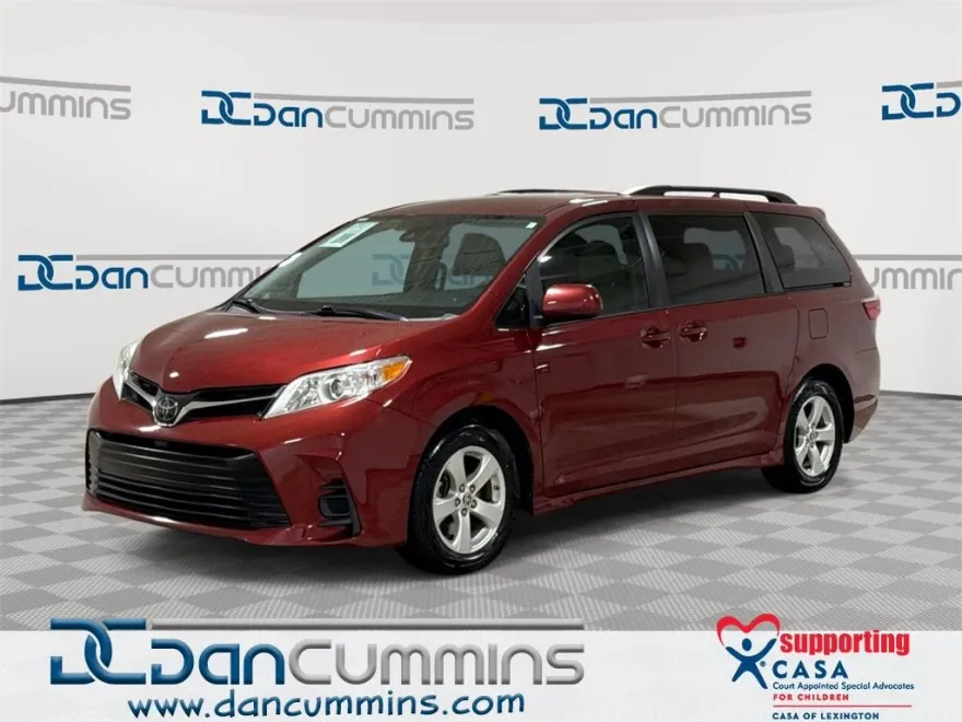 2020 Toyota Sienna LE photo 1