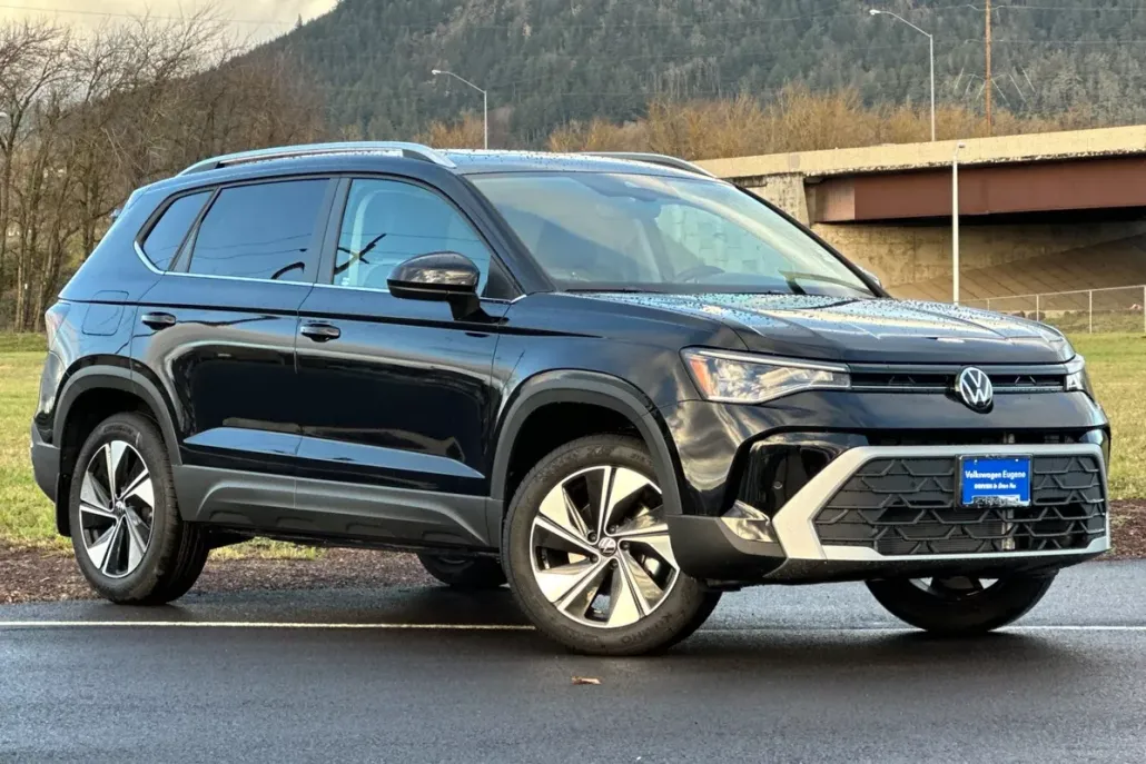 2025 Volkswagen Taos SE photo 1