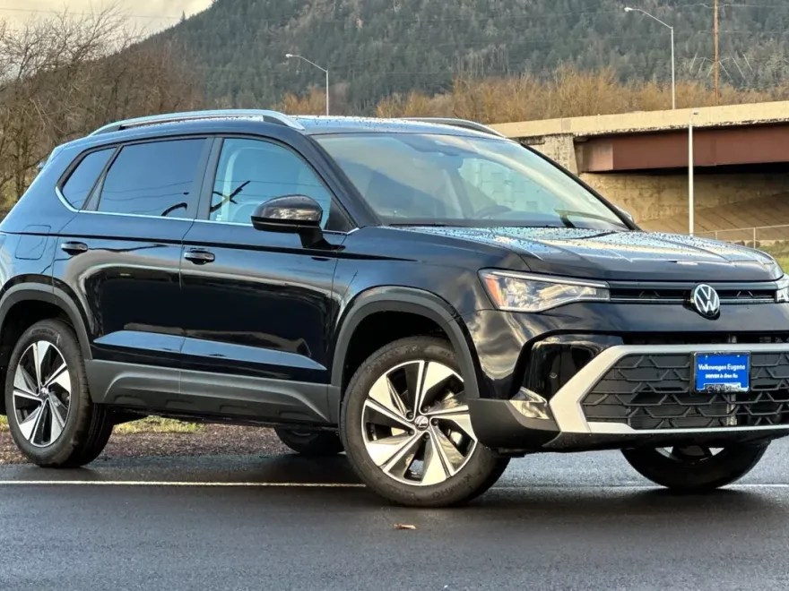 2025 Volkswagen Taos SE photo 1