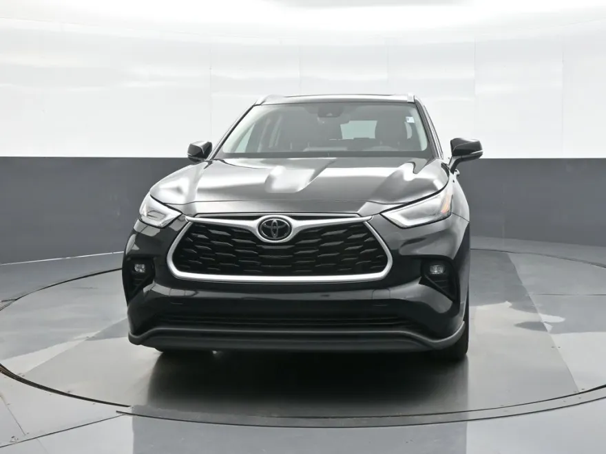 2022 Toyota Highlander XLE photo 1