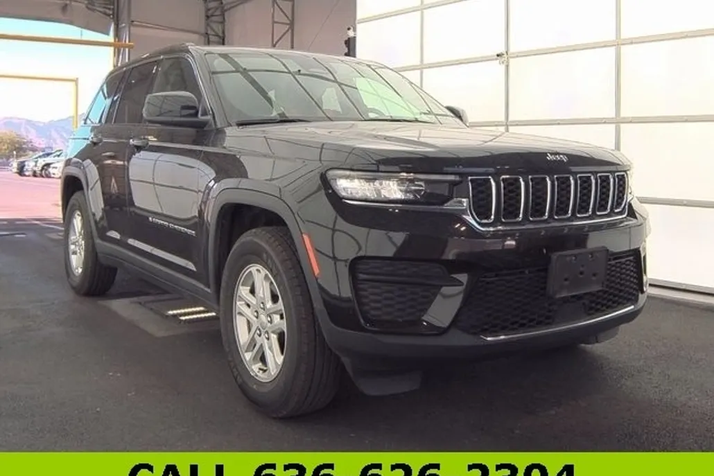2023 Jeep Grand Cherokee Laredo photo 1