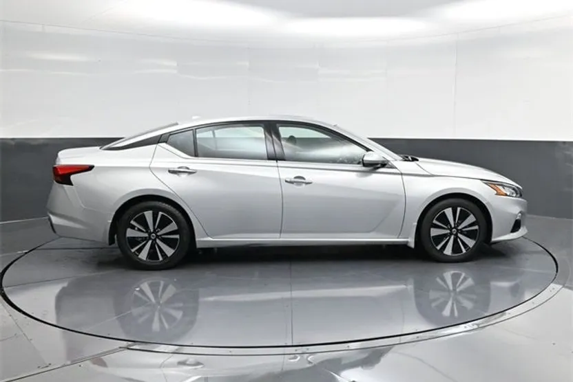 2022 Nissan Altima 2.5 SL photo 1