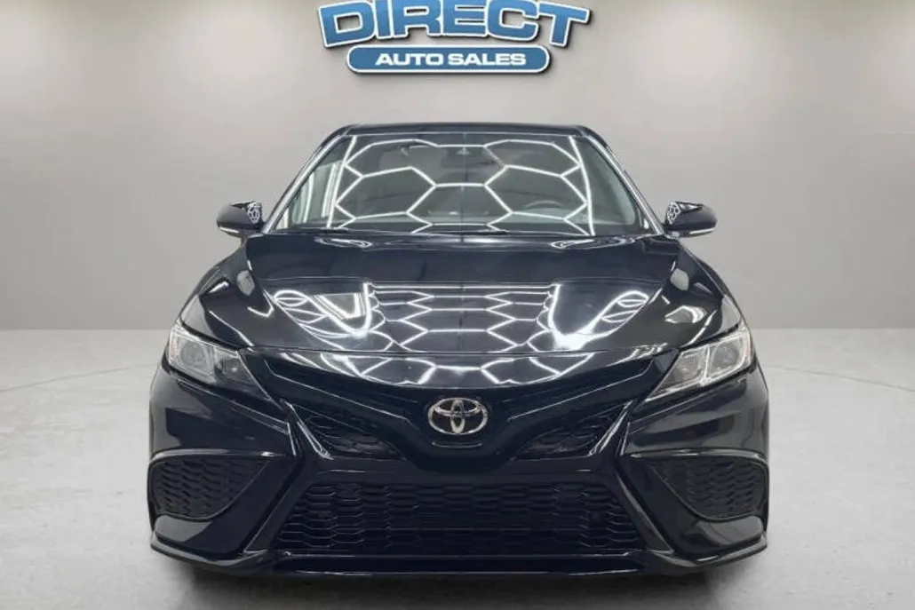 2022 Toyota Camry SE photo 1