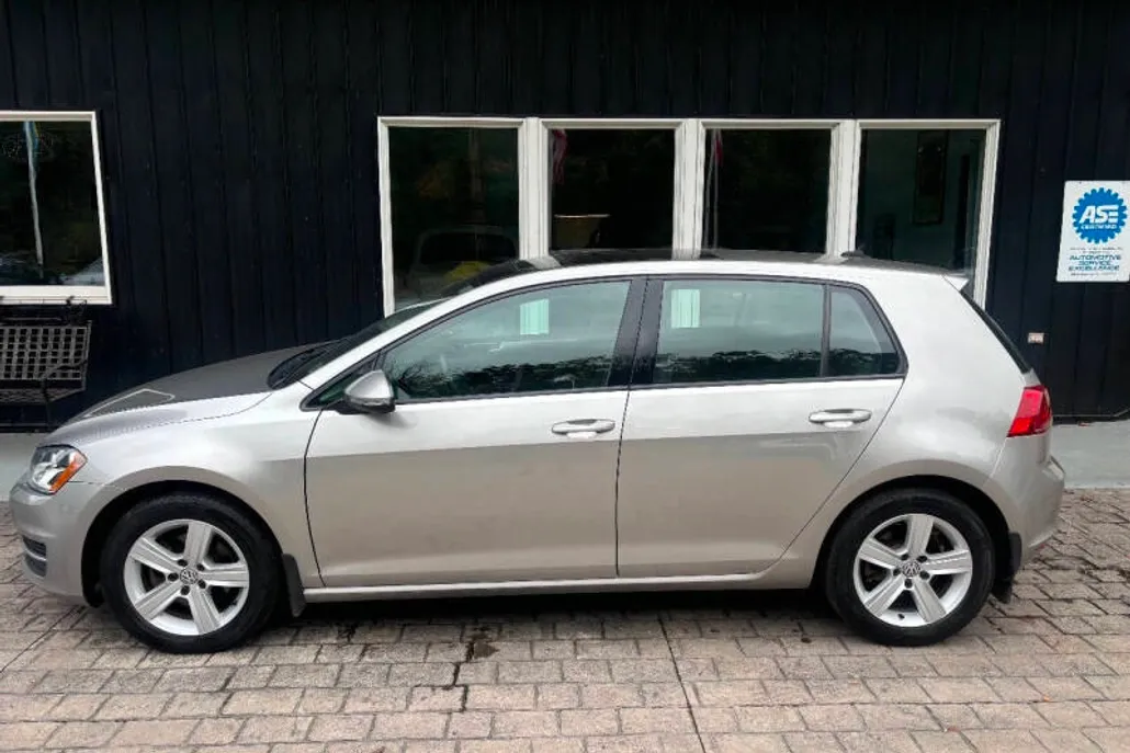 2017 Volkswagen Golf TSI Wolfsburg Edition photo 1