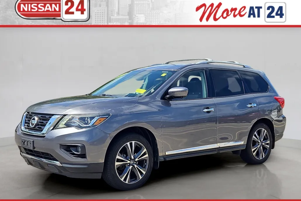 2017 Nissan Pathfinder Platinum photo 1
