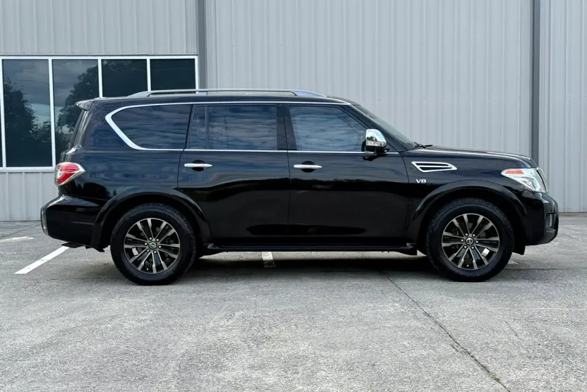 2017 Nissan Armada Platinum photo 1