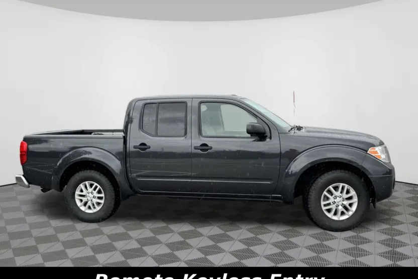 2014 Nissan Frontier Crew Cab SV photo 1