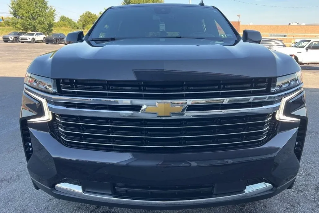 2023 Chevrolet Suburban LT photo 1