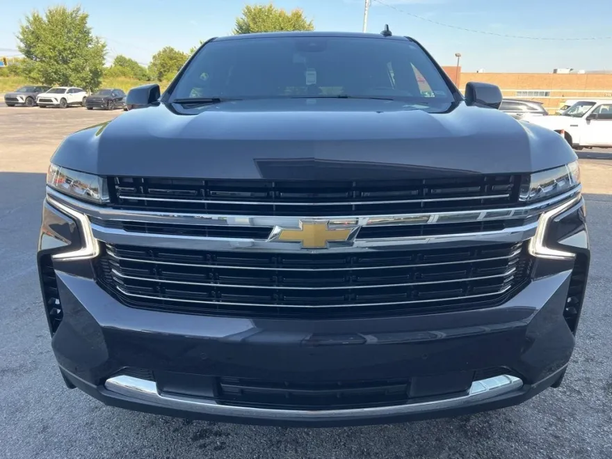 2023 Chevrolet Suburban LT photo 1