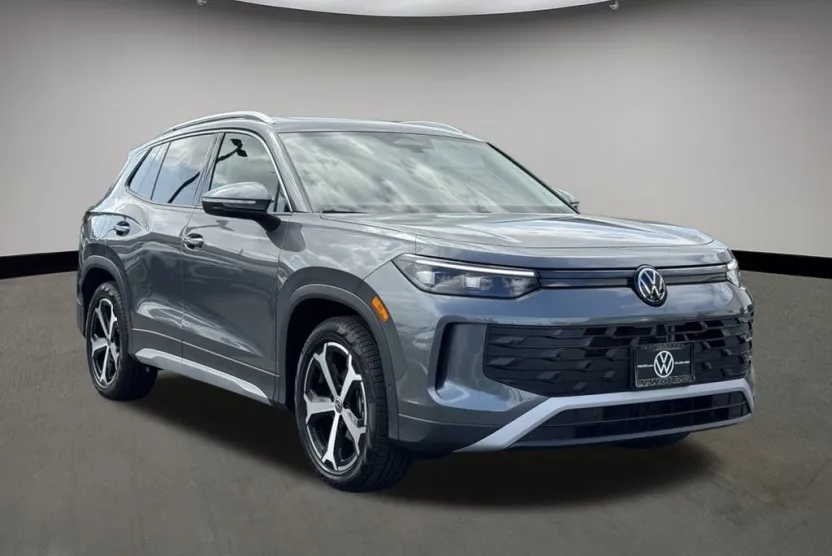 2025 Volkswagen Tiguan SE photo 1