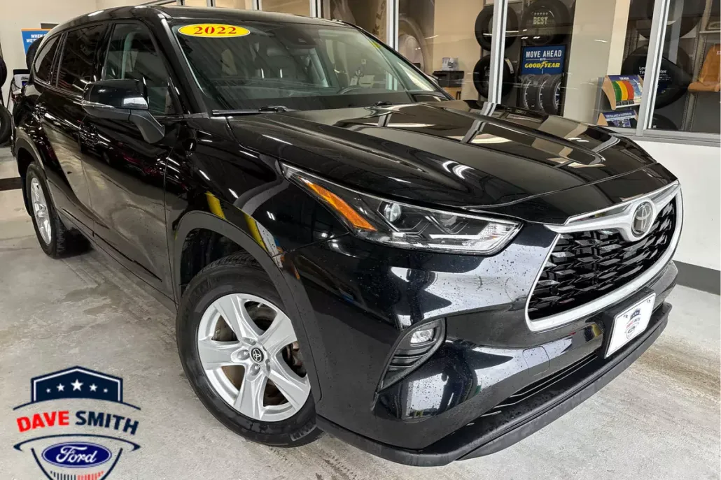 2022 Toyota Highlander LE photo 1