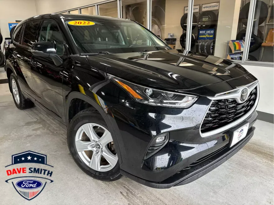 2022 Toyota Highlander LE photo 1