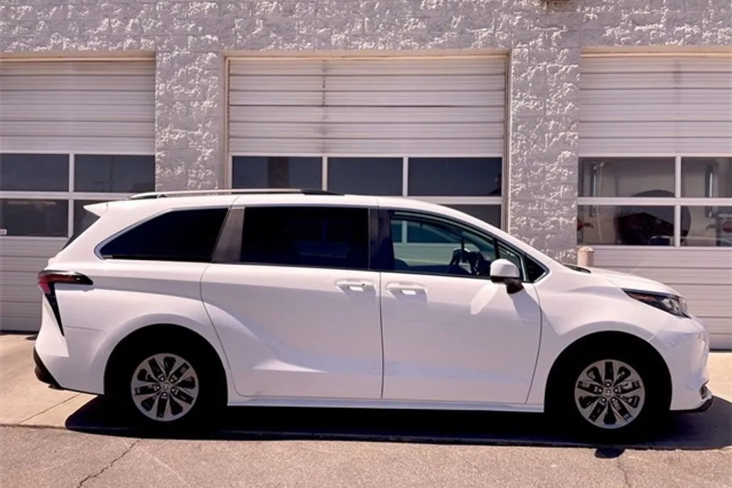 2024 Toyota Sienna LE photo 1