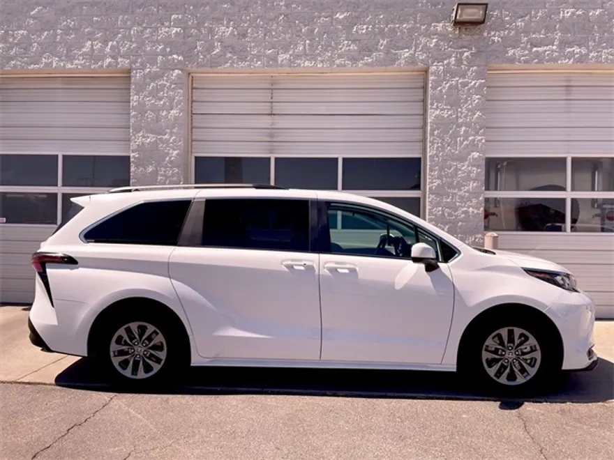 2024 Toyota Sienna LE photo 1