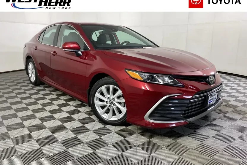 2022 Toyota Camry LE photo 1