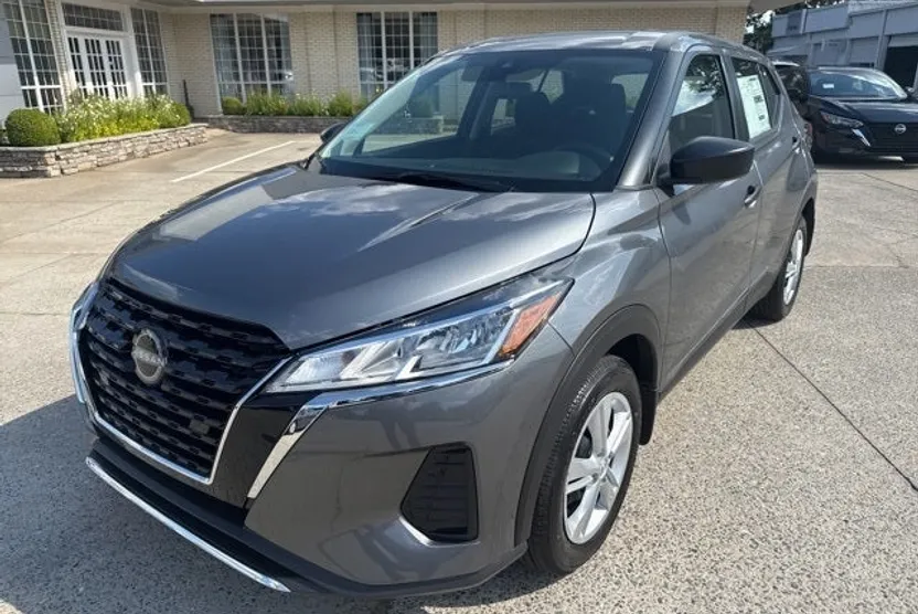 2025 Nissan Kicks Play S photo 1