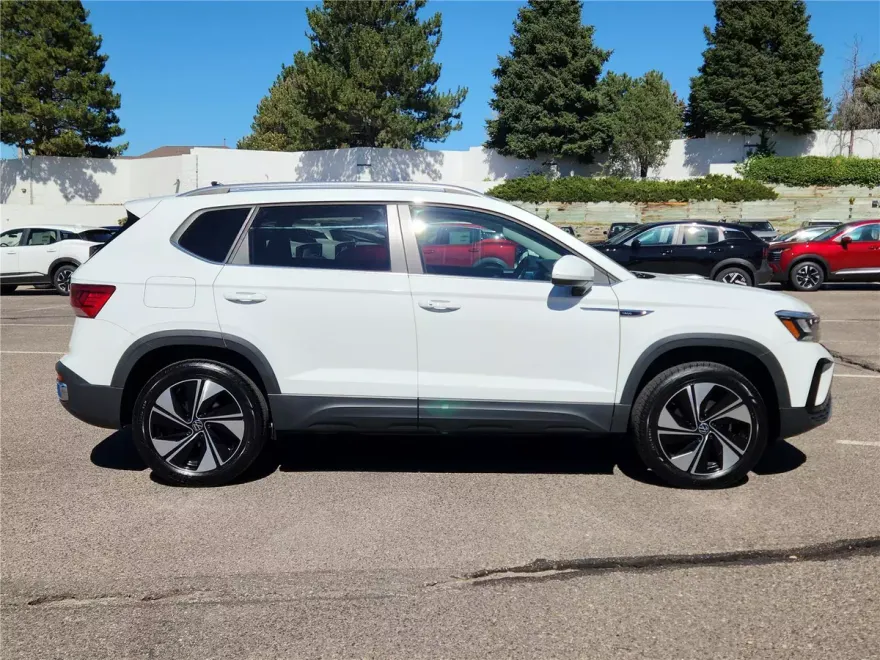 2023 Volkswagen Taos SE photo 1