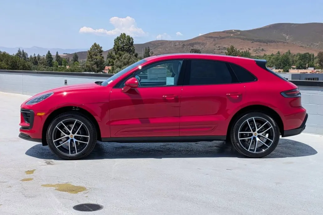 2025 Porsche Macan T photo 1