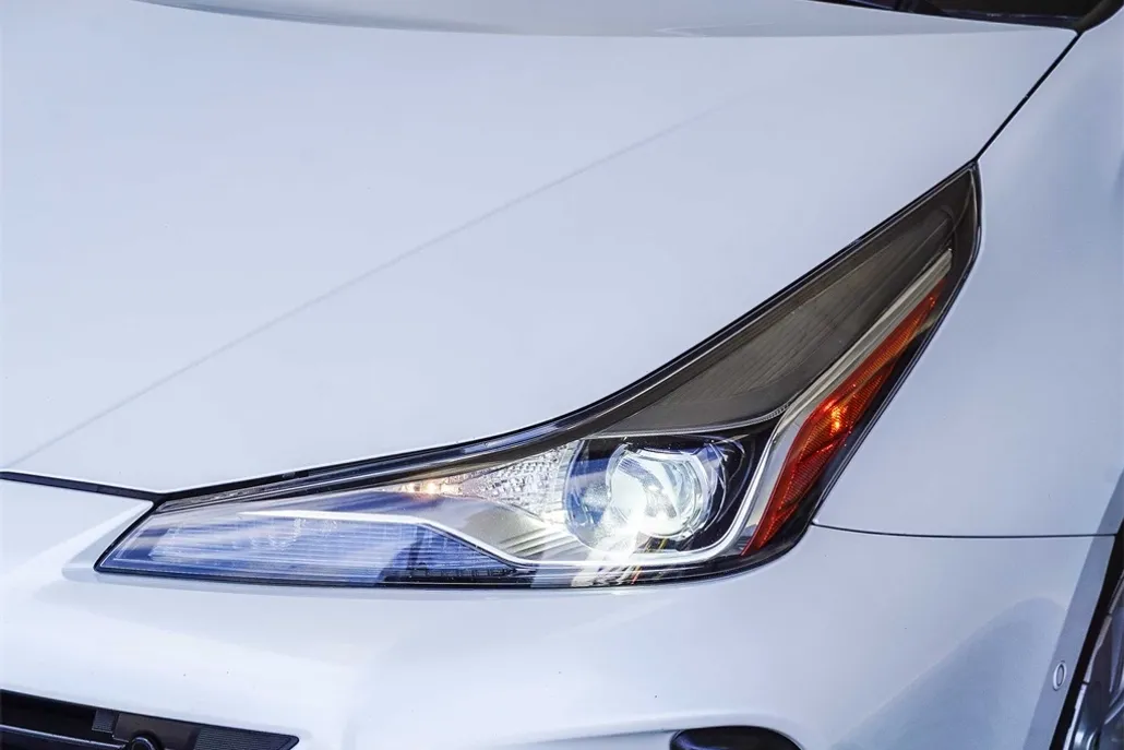 2021 Toyota Prius L photo 1