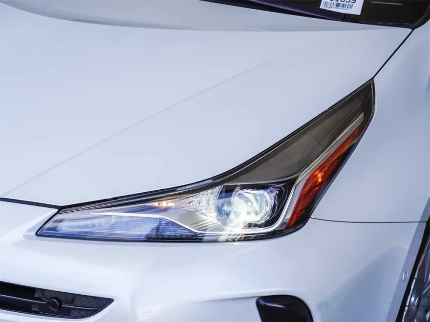 2021 Toyota Prius L photo 1