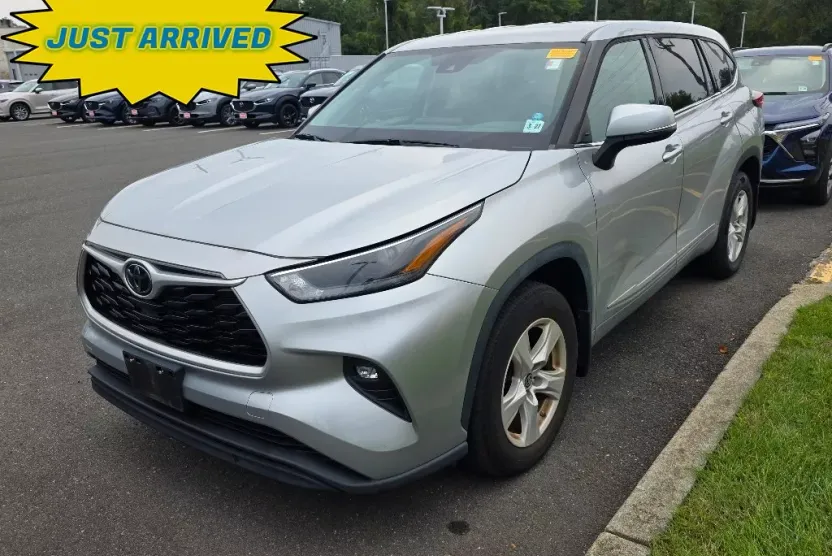 2022 Toyota Highlander LE photo 1