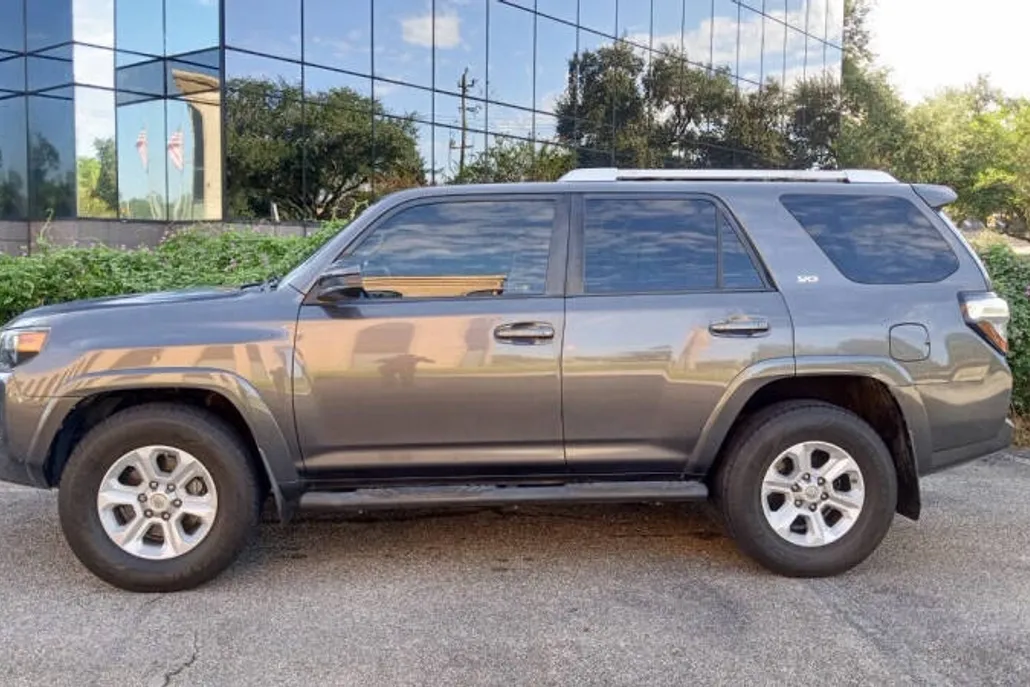 2016 Toyota 4Runner SR5 photo 1