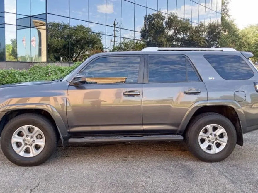 2016 Toyota 4Runner SR5 photo 1