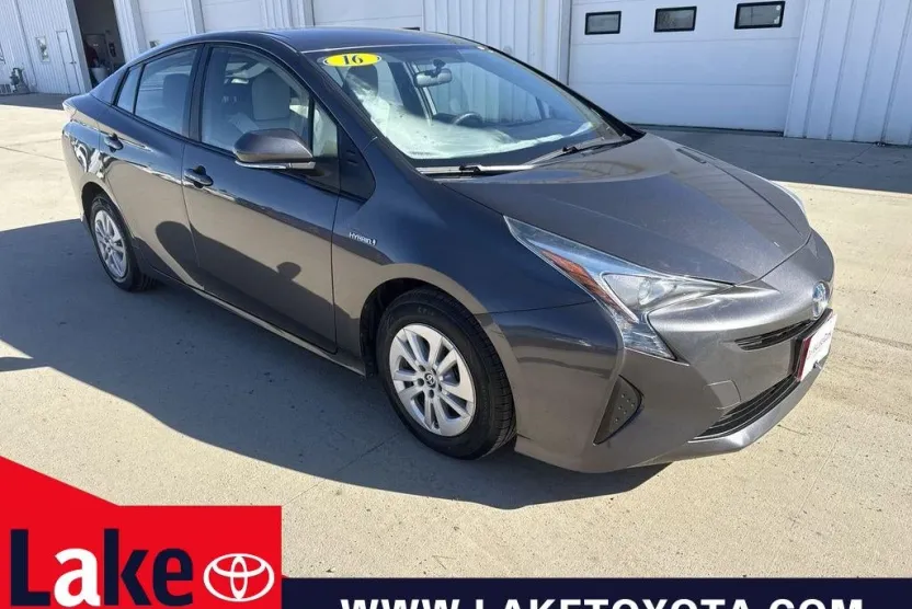 2016 Toyota Prius One Two photo 1