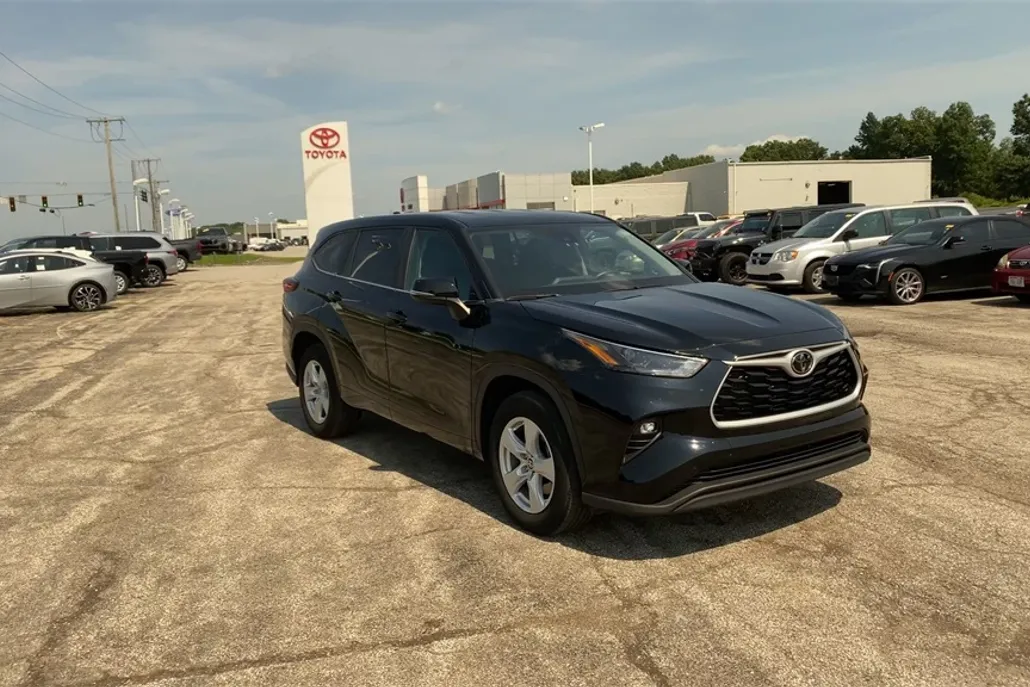 2023 Toyota Highlander LE photo 1