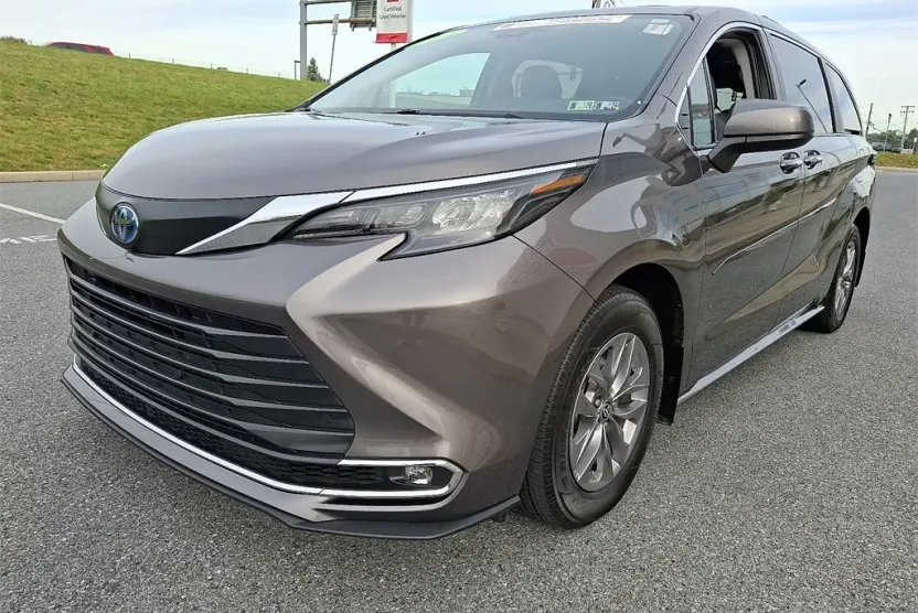 2024 Toyota Sienna XLE photo 1