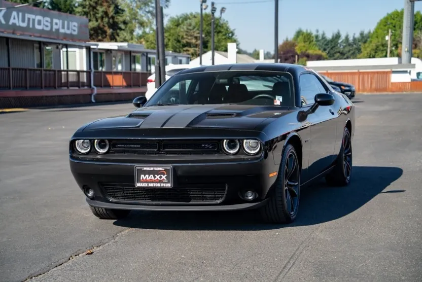 2016 Dodge Challenger SXT Plus photo 1
