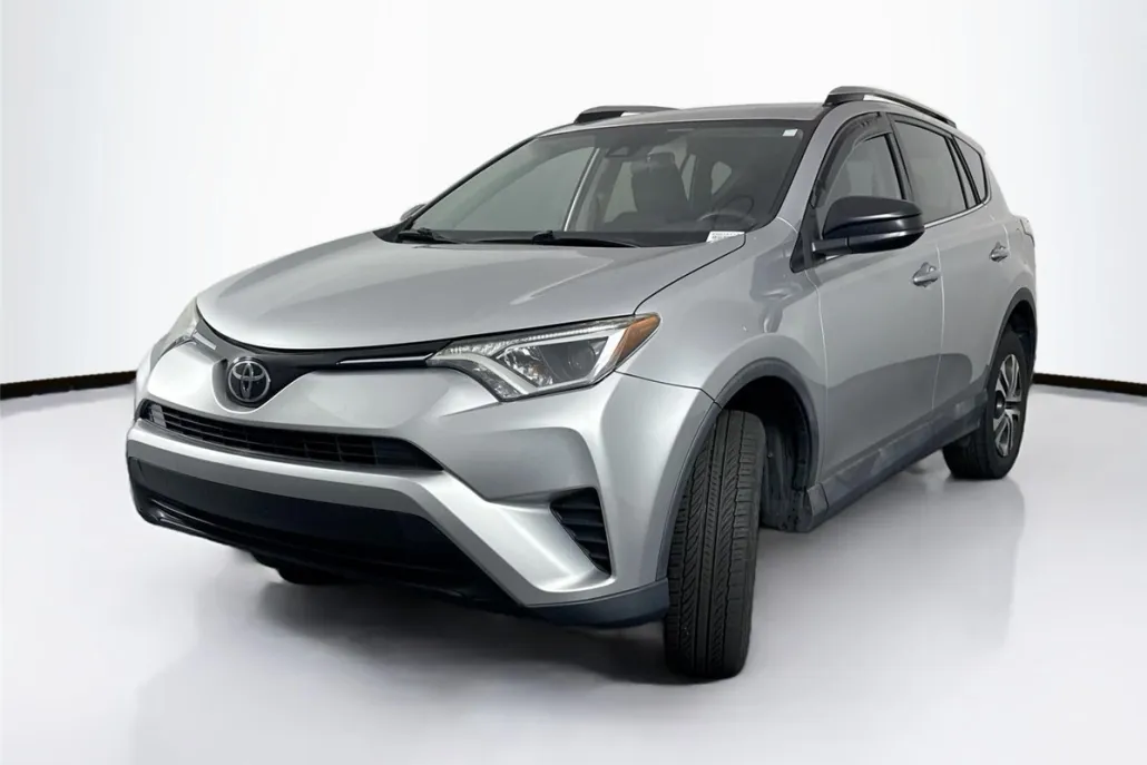 2017 Toyota RAV4 LE photo 1