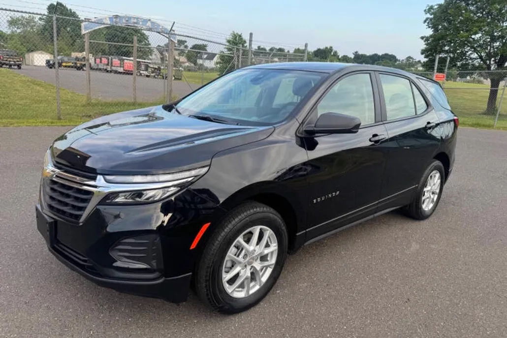 2024 Chevrolet Equinox LS photo 1
