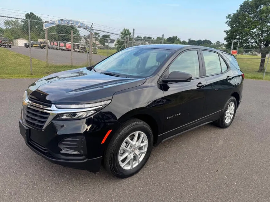 2024 Chevrolet Equinox LS photo 1