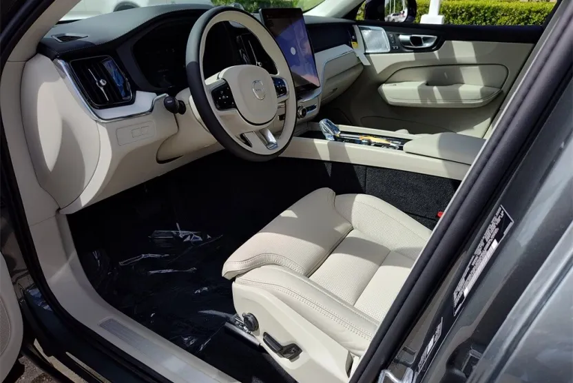 2026 Volvo XC60 Hybrid T8 photo 1