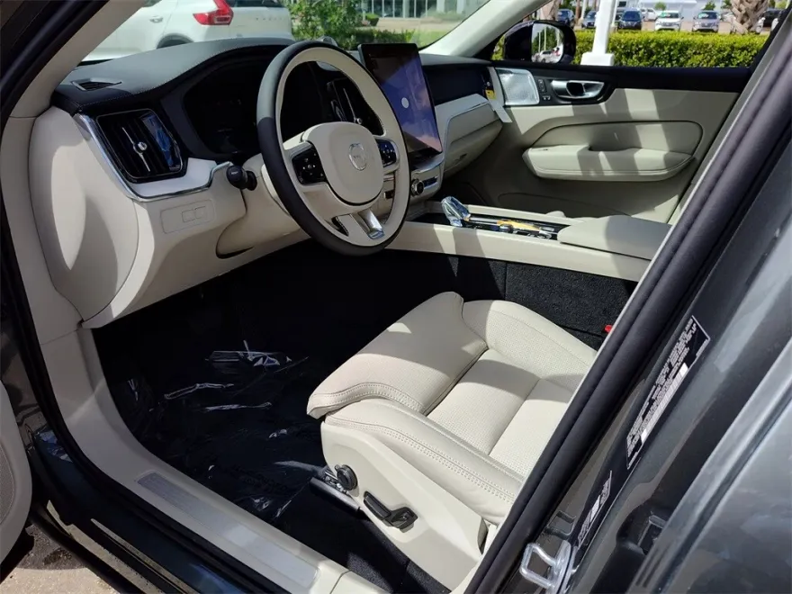 2026 Volvo XC60 Hybrid T8 photo 1