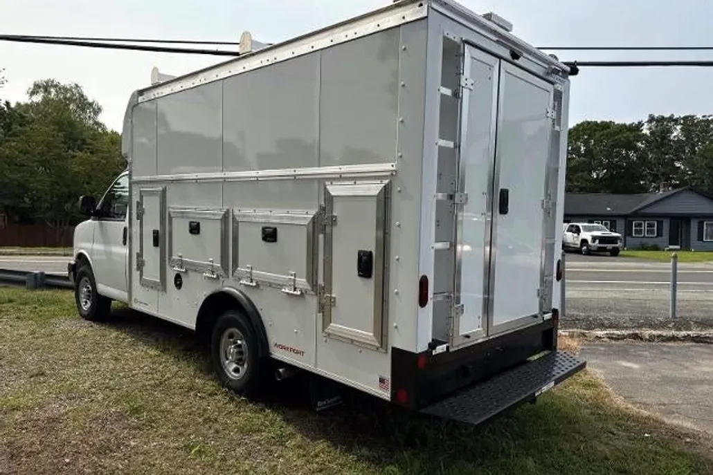 2025 Chevrolet Express Cutaway 3500 Base photo 1